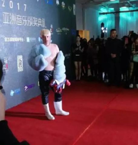 这是一个灵魂有骚气的奇男子…