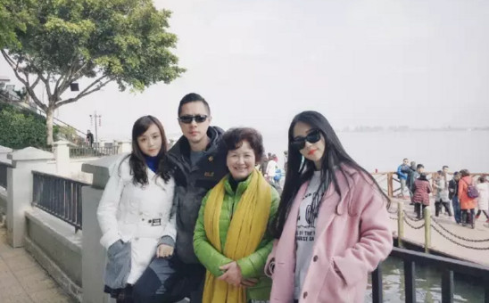 而是她那开了挂的一家人,没错,照片中最右边就是妹子本人.