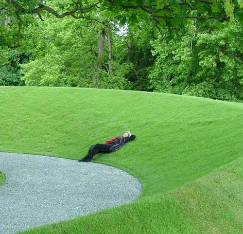 在路面绿化中,石缝中嵌草或草皮上嵌石,浅色的石块与草坪形成的对比