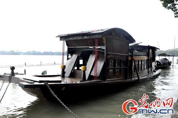浙江嘉兴南湖,中国革命红船从这里起航.