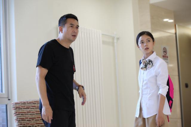 张嘉译|张嘉译疑喜提豪车携妻女外出聚餐，9岁女儿首曝光眉眼超像爸