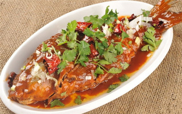 无论红烧什么鱼,加水是大错特错,将水换成"它",鱼肉鲜嫩不腥