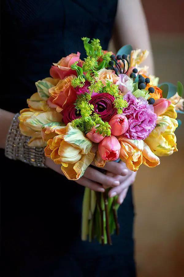 手捧花的种类不拘泥与圆形,更不拘泥与风格,每种类型都有适合它的场合