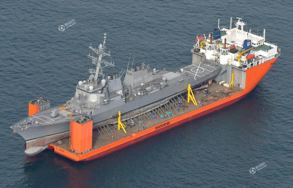 与货船相撞的美国军舰坐船回国维修