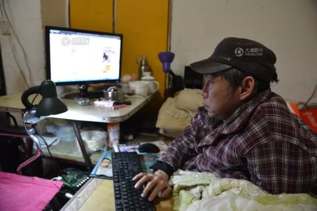 无臂男子靠双脚画画生存,不但买了房还娶妻生