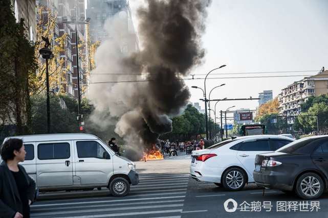 残疾电动车烧成空架车主才骑不到一周