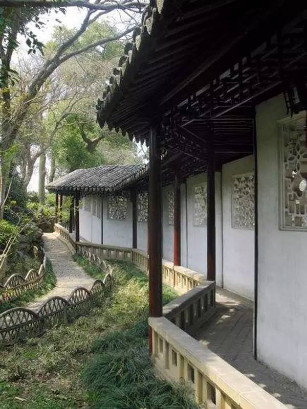 小院回廊月影花阴