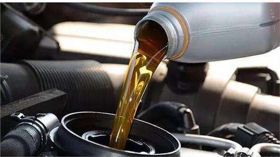 汽车长时间停放后 在启动前加点机油能减少磨损吗？