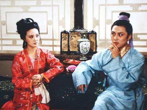 贾琏|贾琏戏熙凤，平儿为何守在屋里？不仅仅因为通房大丫头的缘故