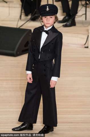时尚界第一Boy!老佛爷9岁教子Hudson 俨然老