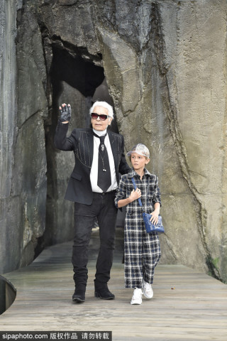 时尚界第一Boy!老佛爷9岁教子Hudson 俨然老