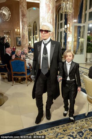 时尚界第一Boy!老佛爷9岁教子Hudson 俨然老