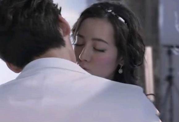 李易峰与迪丽热巴拍吻戏时,热巴的表情亮了!