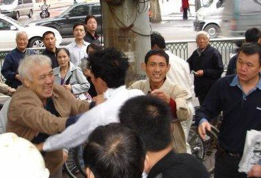 论打架的成本 丹东男子打人一拳赔了2万还失去自由半年