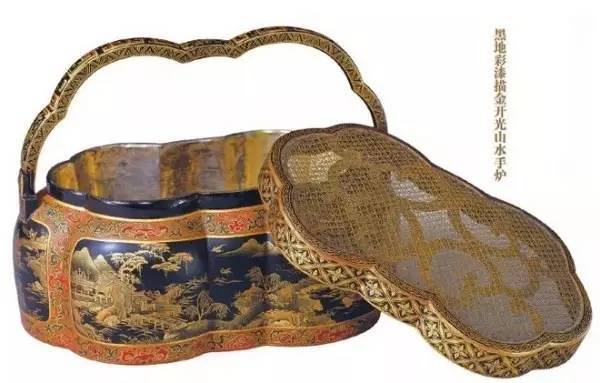 熏笼类似于烘炉,如果罩在香炉之上,则用来熏笼衣物