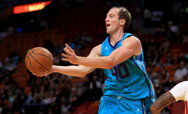 腾讯体育12月12日讯 消息人士透露说,黄蜂队中锋科迪-泽勒将在美国