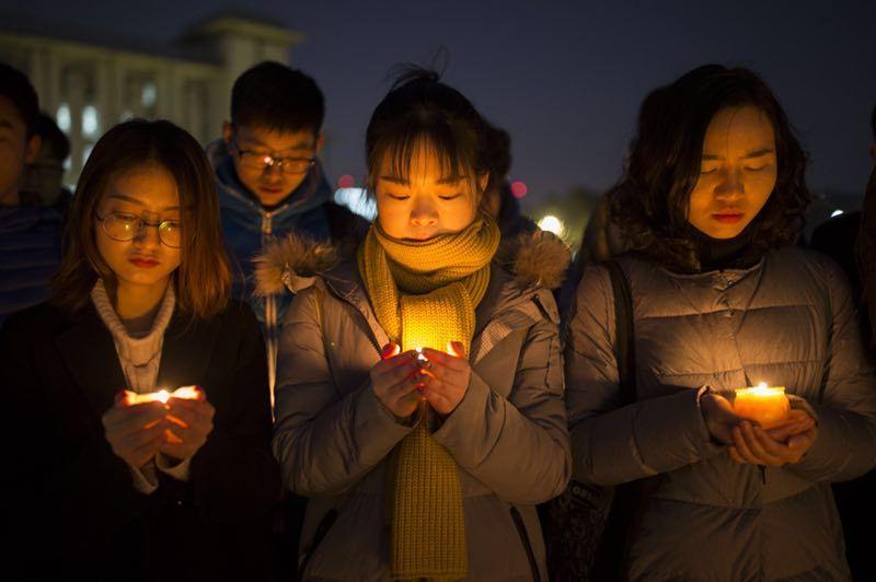 国家公祭日前夜 南京大学生举办大型烛光祭活动