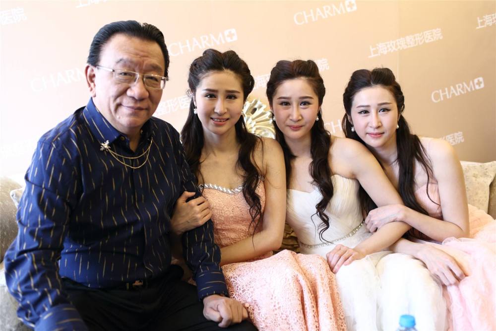 74岁侯耀华晚节不保?强占弟弟遗产,与性感女徒弟纠缠,代言假货