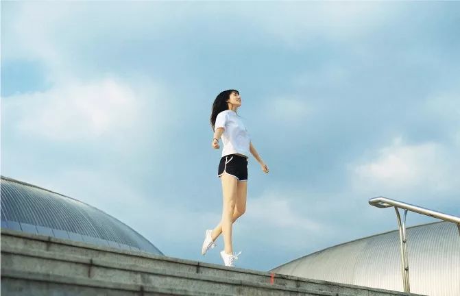 低角度 仰拍,人像摄影魅力不可挡!