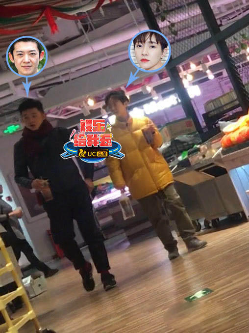 焦俊艳被拍到与徐昂甜蜜逛超市