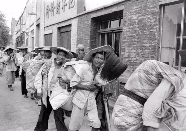 汤姆·哈金斯|一直未公开的绝版旧照，看看1956年的中国究竟什么样