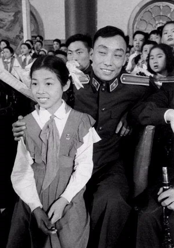 汤姆·哈金斯|一直未公开的绝版旧照，看看1956年的中国究竟什么样