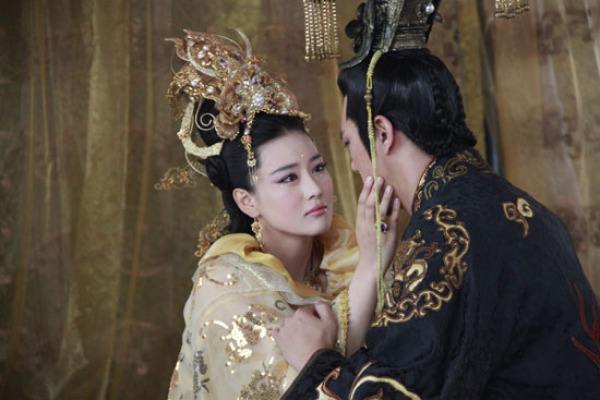 难怪九尾狐妲己没被封神,你看纣王自焚前,她对姜子牙做了什么!