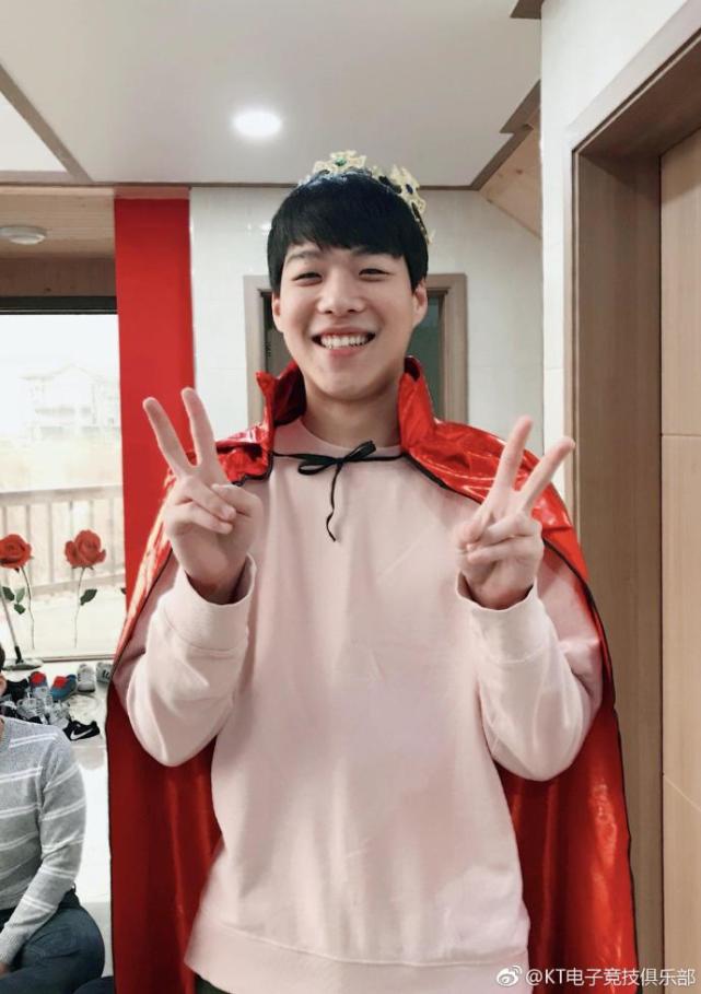 笑开花kt官宣smeb成新任队长第一上单秀剪刀手