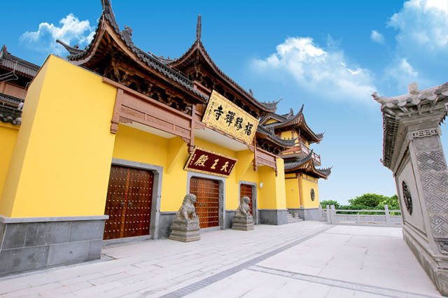 为了做好疫情防控,香客需提前通过扫描"上海福缘禅寺入寺健康预约码"