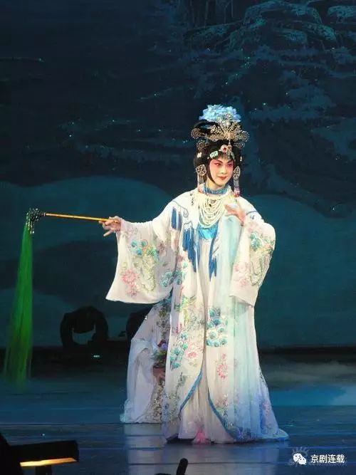 《太真外传》:忽听得侍儿们一声来请