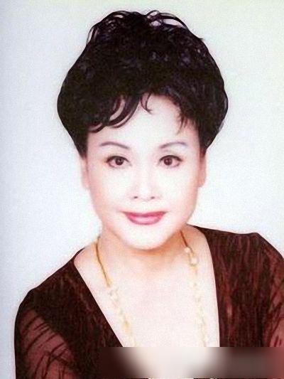 73岁李谷一全家近照曝光,二婚丈夫似儿子般年轻,女儿端庄漂亮!