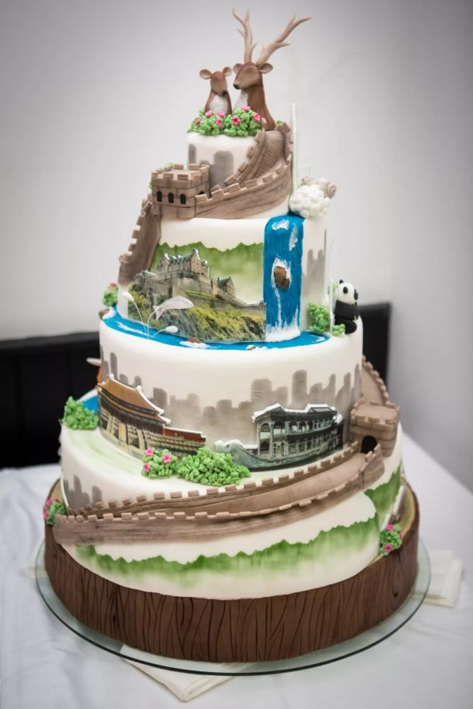 人的婚礼蛋糕是jessie亲手做的,上面加入了中国的熊猫,故宫,万里长城