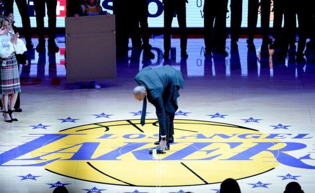 60e热议科比球衣退役:因为有你青春无悔