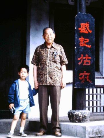 张居信,父亲张闾琳为张学良与赵一荻唯一的儿子,母亲陈淑贞为粤军