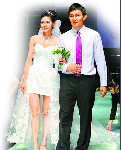 2010年6月严立婷嫁给了曾获得最有价值球员的篮球选手张智峰,2012年6