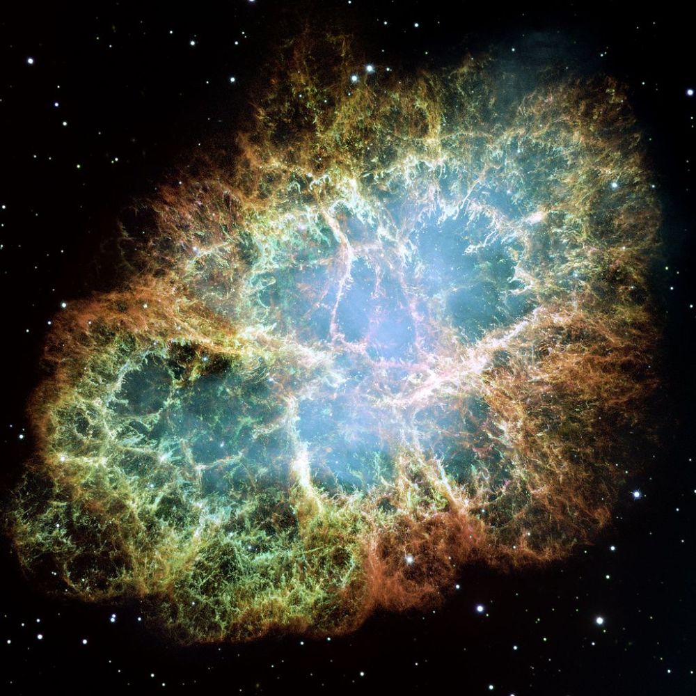 人学网 宇宙探索 天地起源 由哈勃空间望远镜宽视场和行星相机2号24次独立的曝光拼接而成的蟹状星云图像，这些图像分别摄于1999年10月，2000年1月和2000年12月。蟹状星云是超新星SN 1054爆发后的遗迹，该超新星在公元1054年爆发时被宋朝的天文学家记录。蟹状星云中心的天体为一颗脉冲星(一种以恒定频率发射电磁脉冲的中子星)，也是超新星的遗迹。