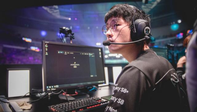 皇冠哥:只玩lol就想赢 未来?想退役做路边摊