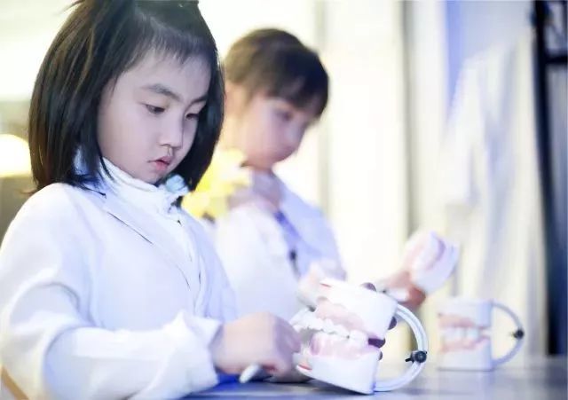 让孩子亲子到父母的岗位上体验体验,他才知道