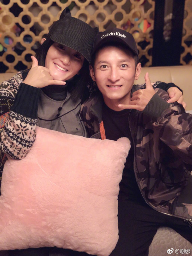 ""为什么每次合影都要把肚子遮住,全世界都知道你怀孕啦!""哼!