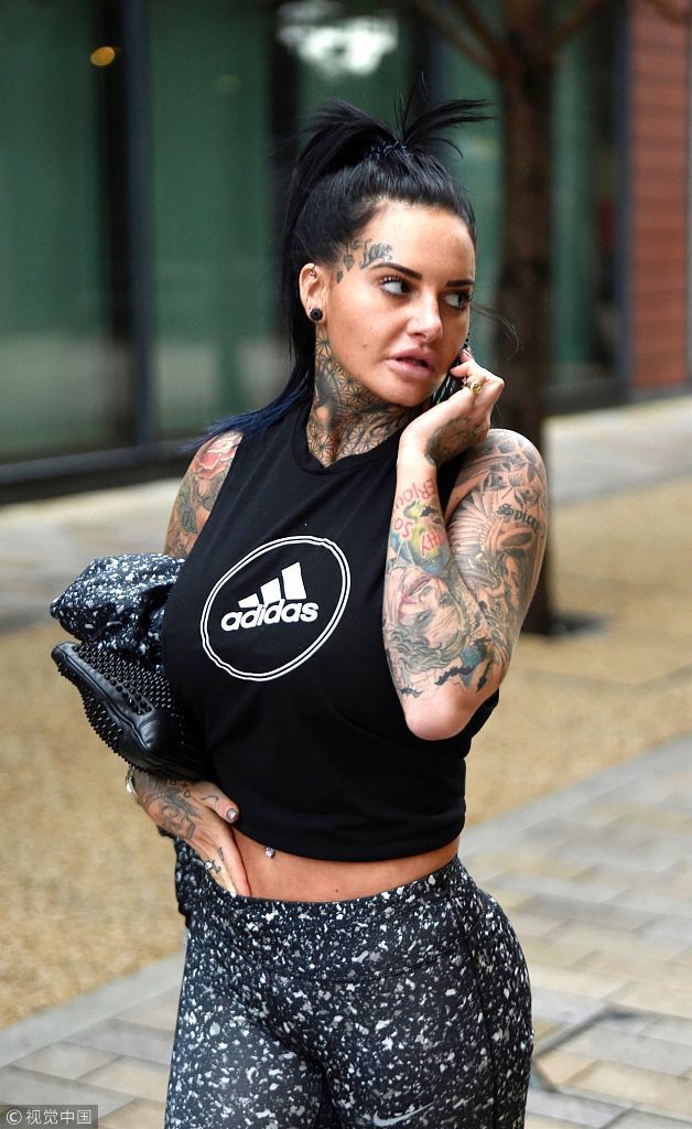 杰玛 露西浑身刺青似 狂野女孩 走姿妖娆运动风炫腹秀上围