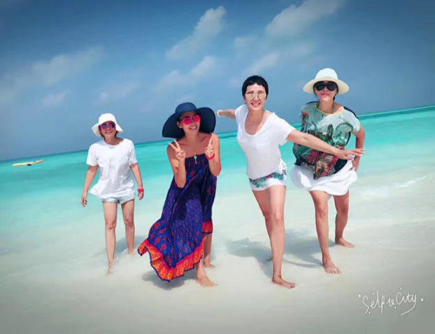 梁静晒四人闺蜜团合影,却被那英的腹部赘肉抢