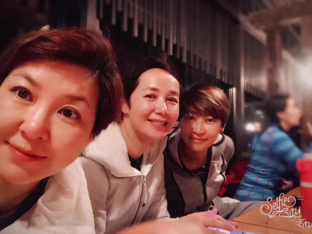 梁静晒四人闺蜜团合影,却被那英的腹部赘肉抢