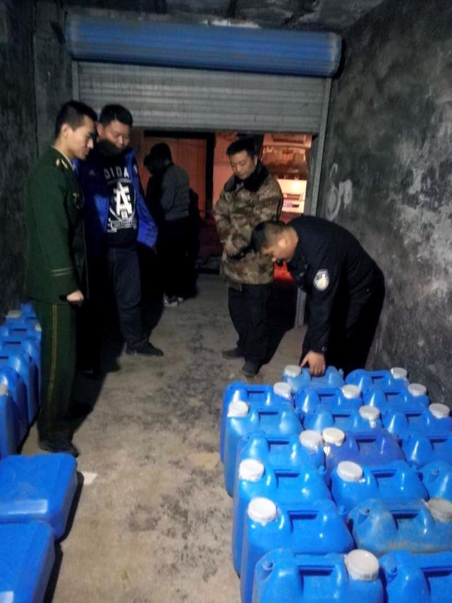 新乡男子屋内存大量蓝色塑料桶 见到民警神色紧张