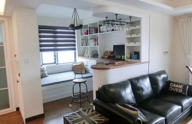 ▼ 以吧台做隔断,飘窗区也能够作为会客区的一部分,收纳休闲两不误.