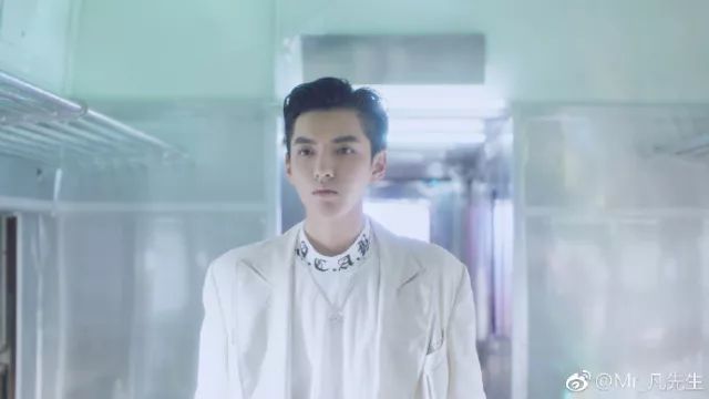 吴亦凡赵丽颖合作了一首歌,两家粉丝撕了七天