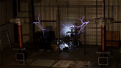 被10万伏高压的人造闪电击中,人居然完好无损!这是什么原理?