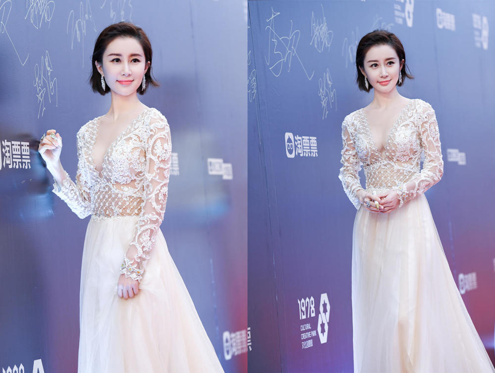 舒畅深V礼服亮点十足,网友:居然这么有料,以前