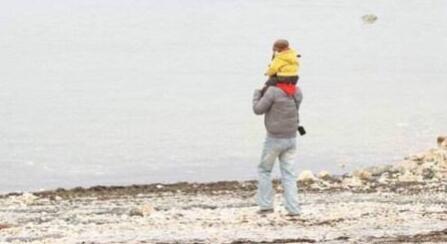 姥爷单手托举半岁宝宝!究竟是会玩?还是无知?