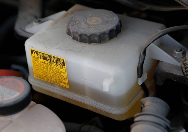 制动液储液罐侧壁有"max"和"min"刻线,凭此可判断液面高度是否正常.