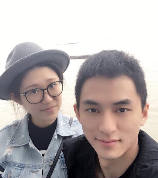 猝不及防吃狗粮草莓晒18岁旧照我和你们的嫂子